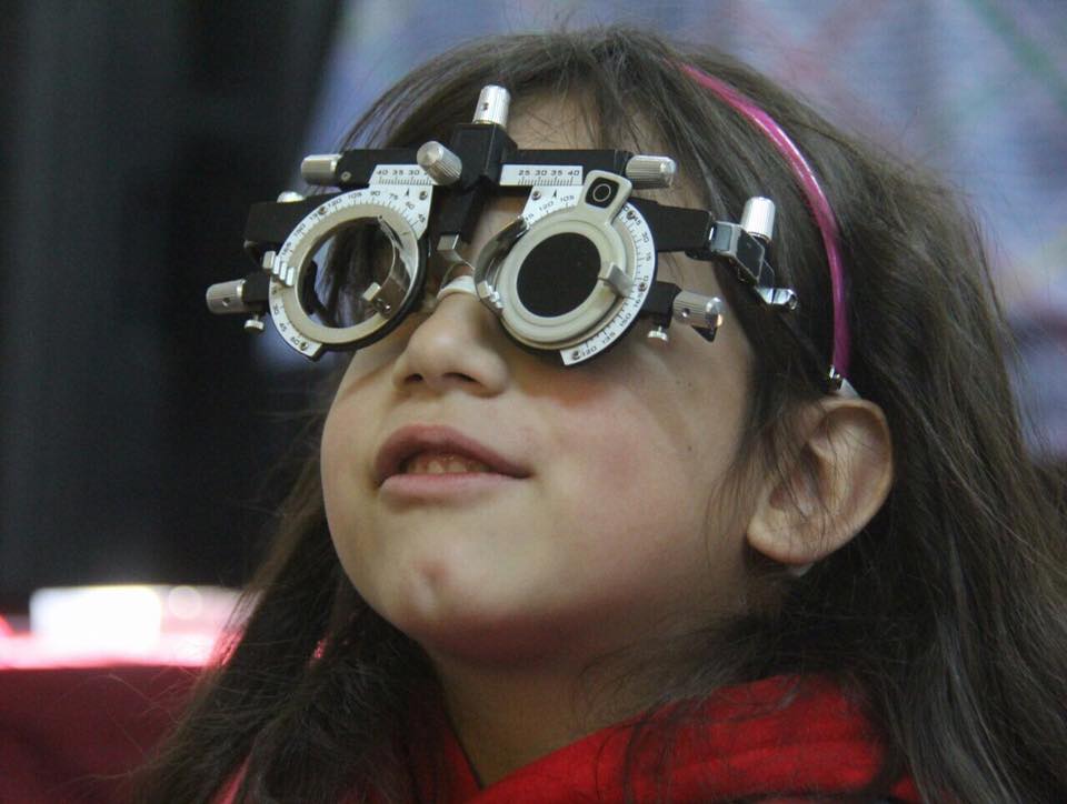 niña durante la medicion en la campaña